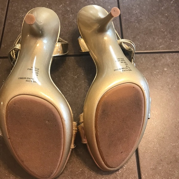 Formal ladies’ heels in gold. These are luxurious. - Picture 3 of 4